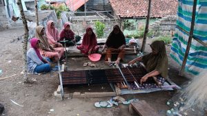 Hifni Djafar - Foto aktivitas Kelompok Tenun ikat Binaan Komunitas TBM Rumah Kreatif Sahabat Nusantara di Kemo, Pulau Ende,NTT